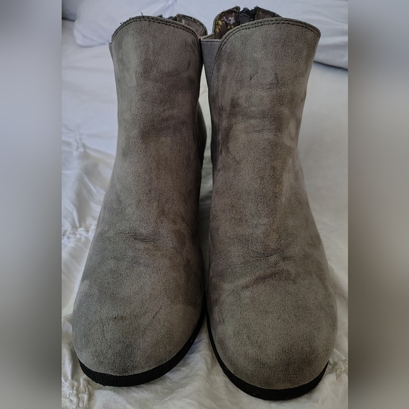 Maurices Gray Suede Wedge Ankle Boots Sz 10 - Picture 3 of 6